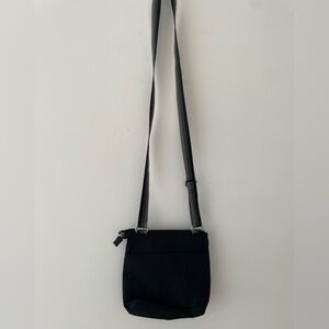 Baggallini Crossbody Color Black Top Zipper
Adjustable Strap Magnetic Closure